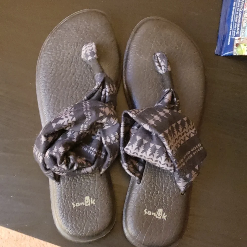 Sanuk sandals - Picture 2 of 2